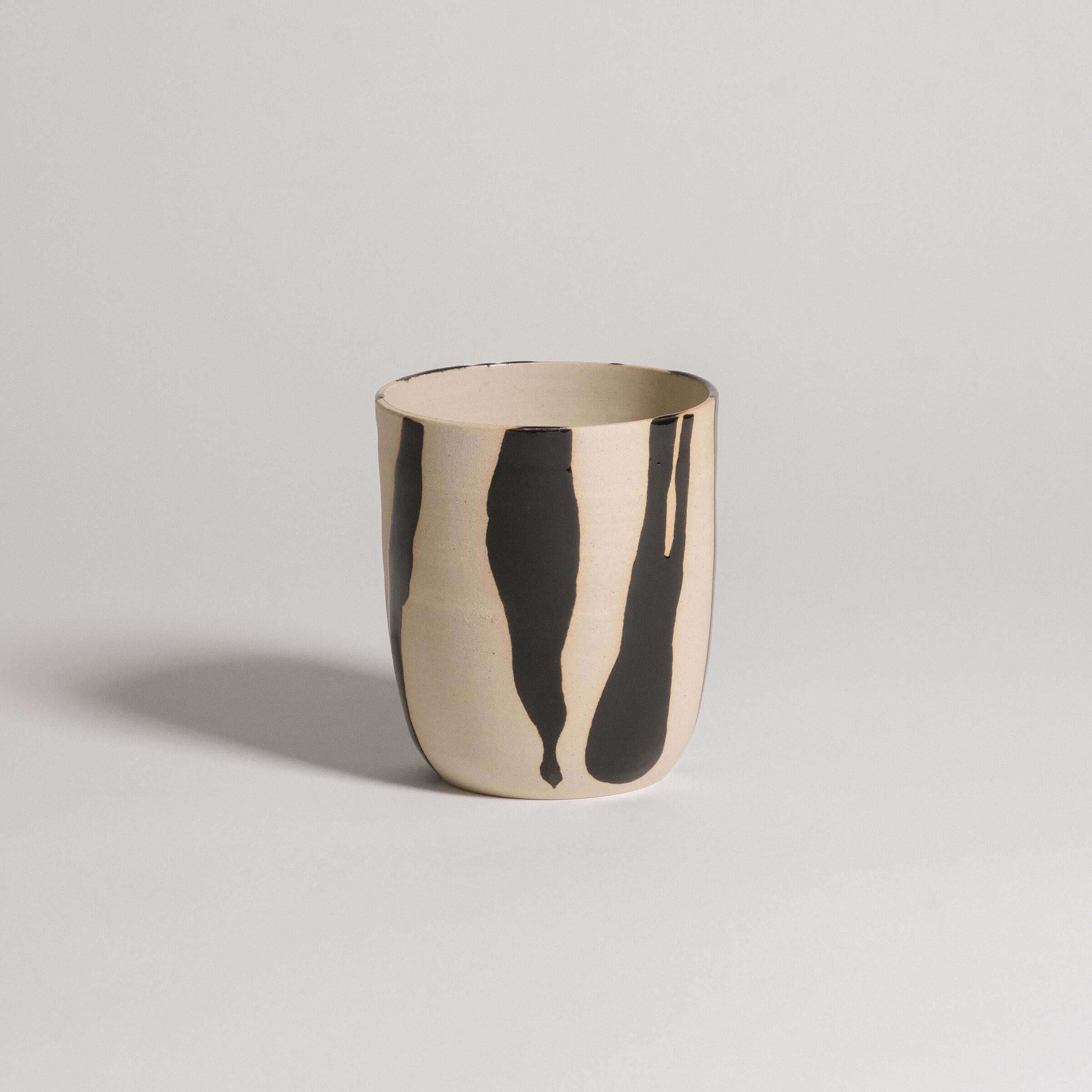 Set of 4 Big Cup – Otis in grey stoneware with glossy finish and brush stroke design, food safe and stylish.