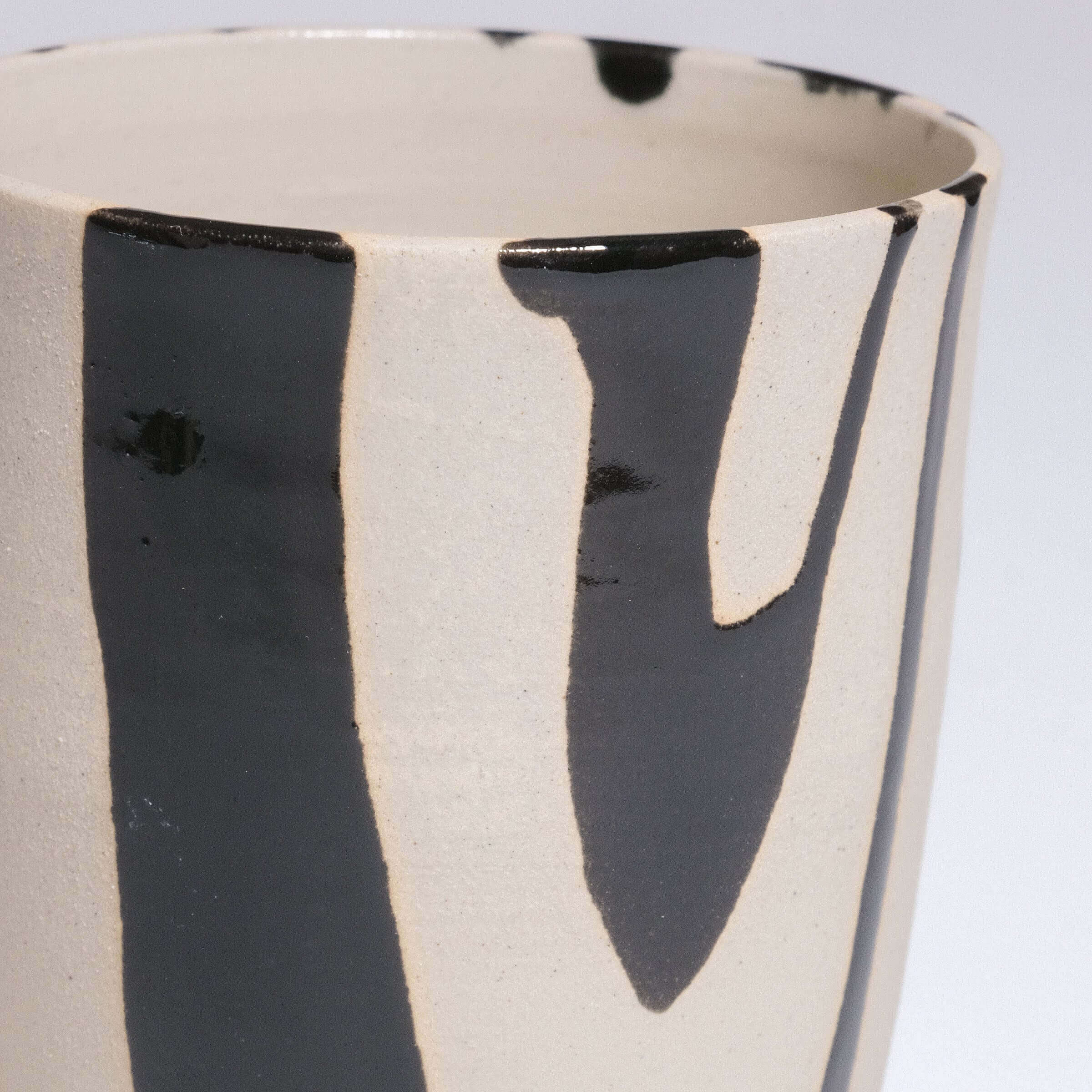 Close-up of the Big Cup – Otis featuring grey stoneware with glossy black brush strokes.