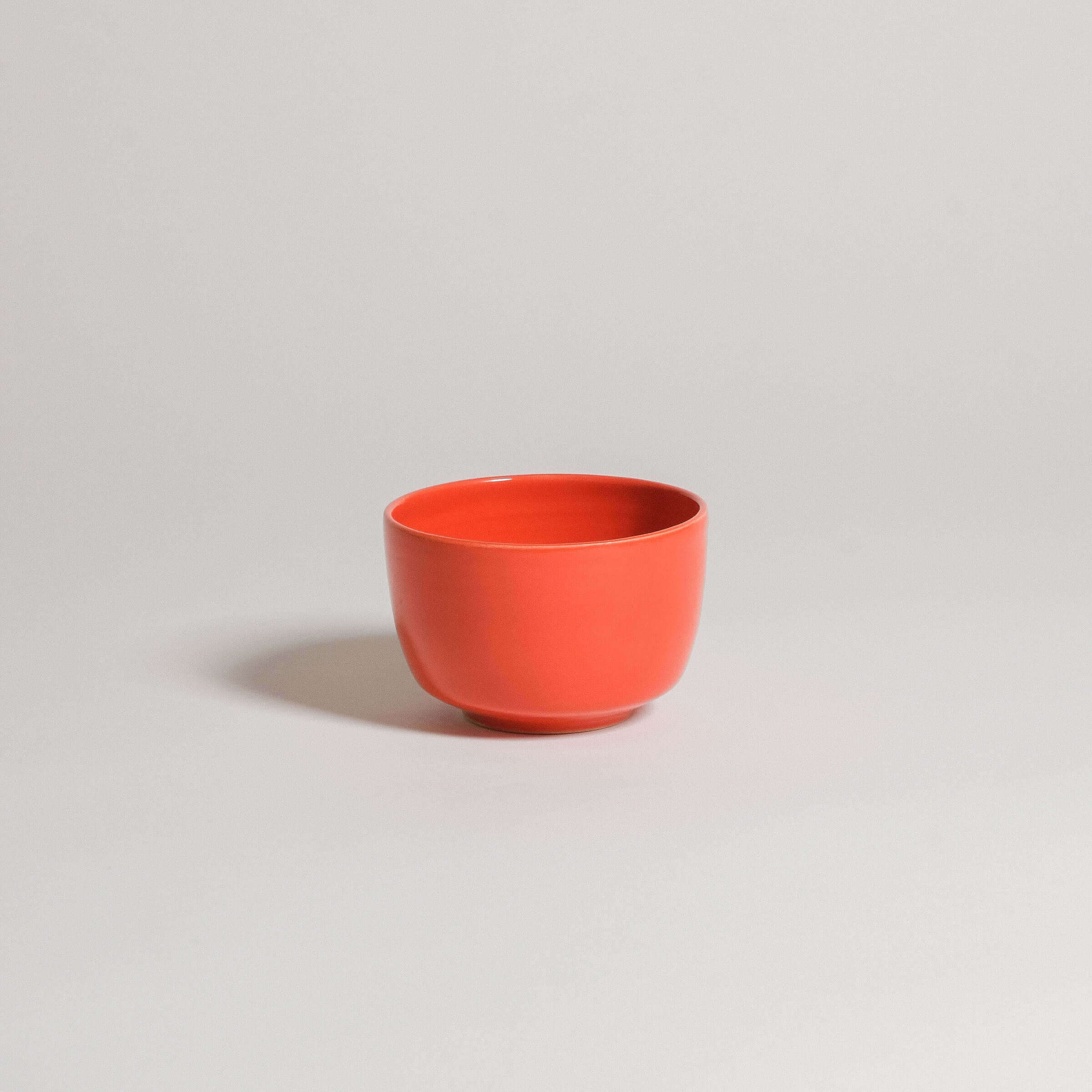 Set of 4 red flat white cups made from grey stoneware clay, featuring a glossy glaze and perfect for oat milk coffee.