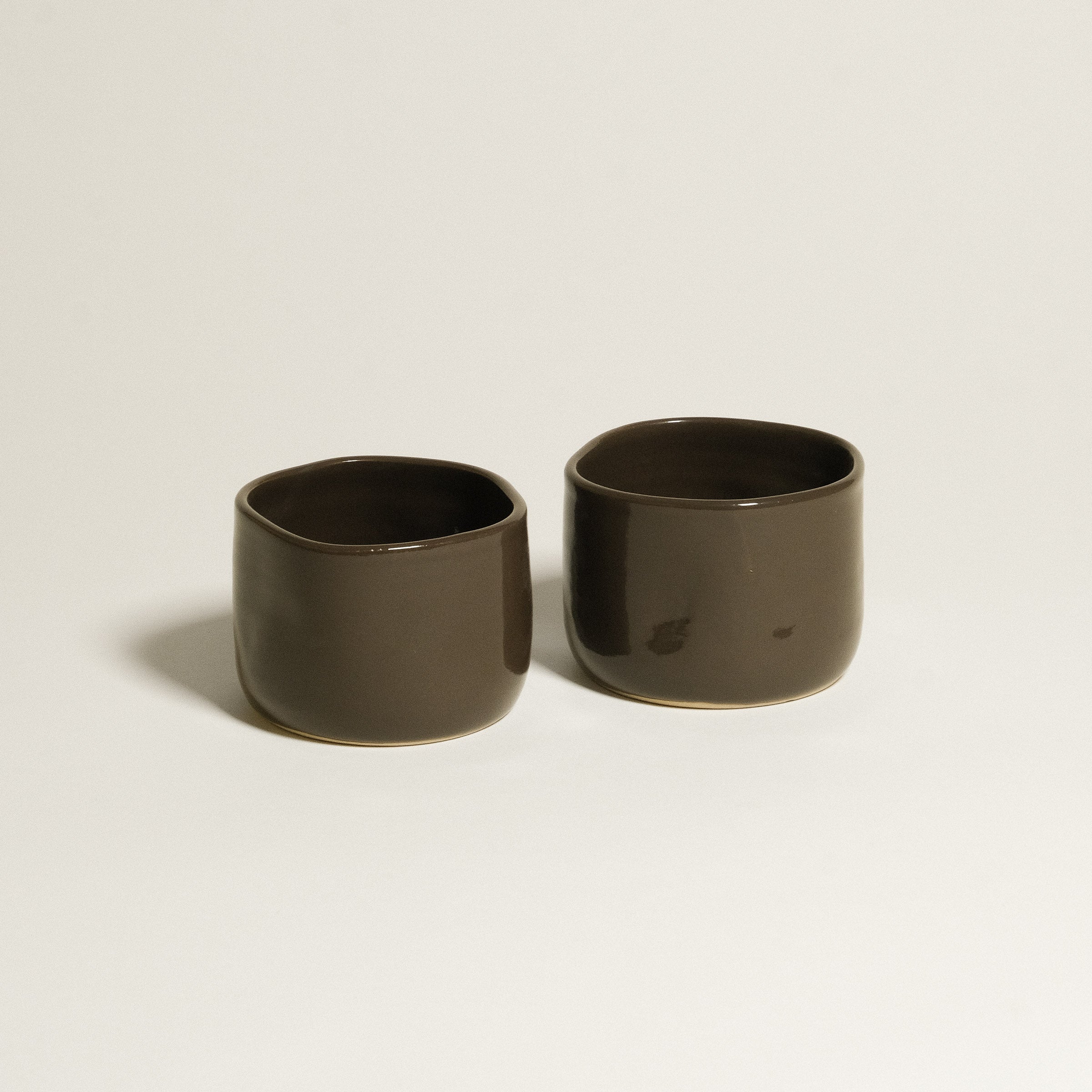 Hojicha Cup – Brown, crafted from grey stoneware with a glossy brown glaze, perfect for iced Hojicha.