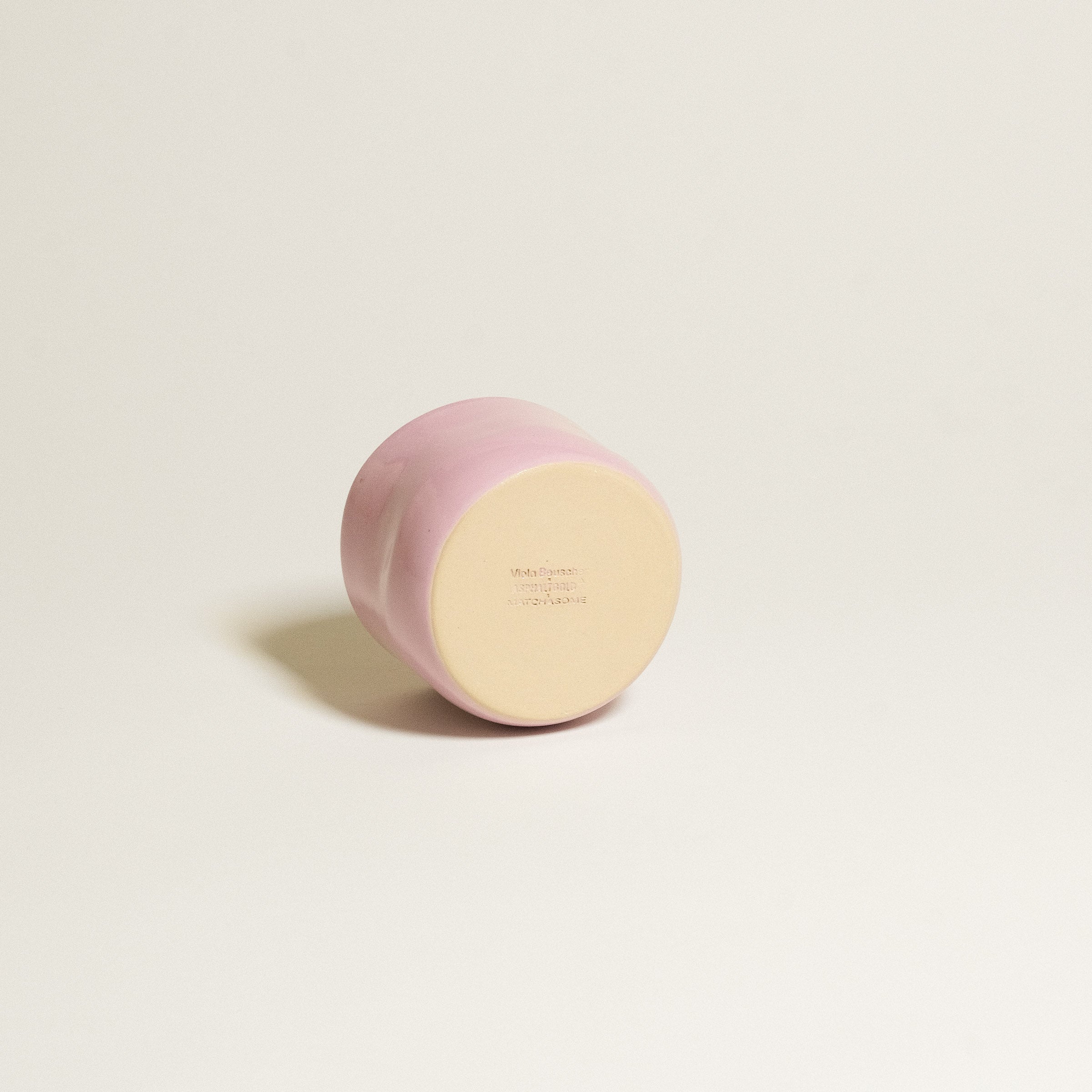 Hojicha Cup – Pink showcasing a glossy pink glaze on grey stoneware clay.