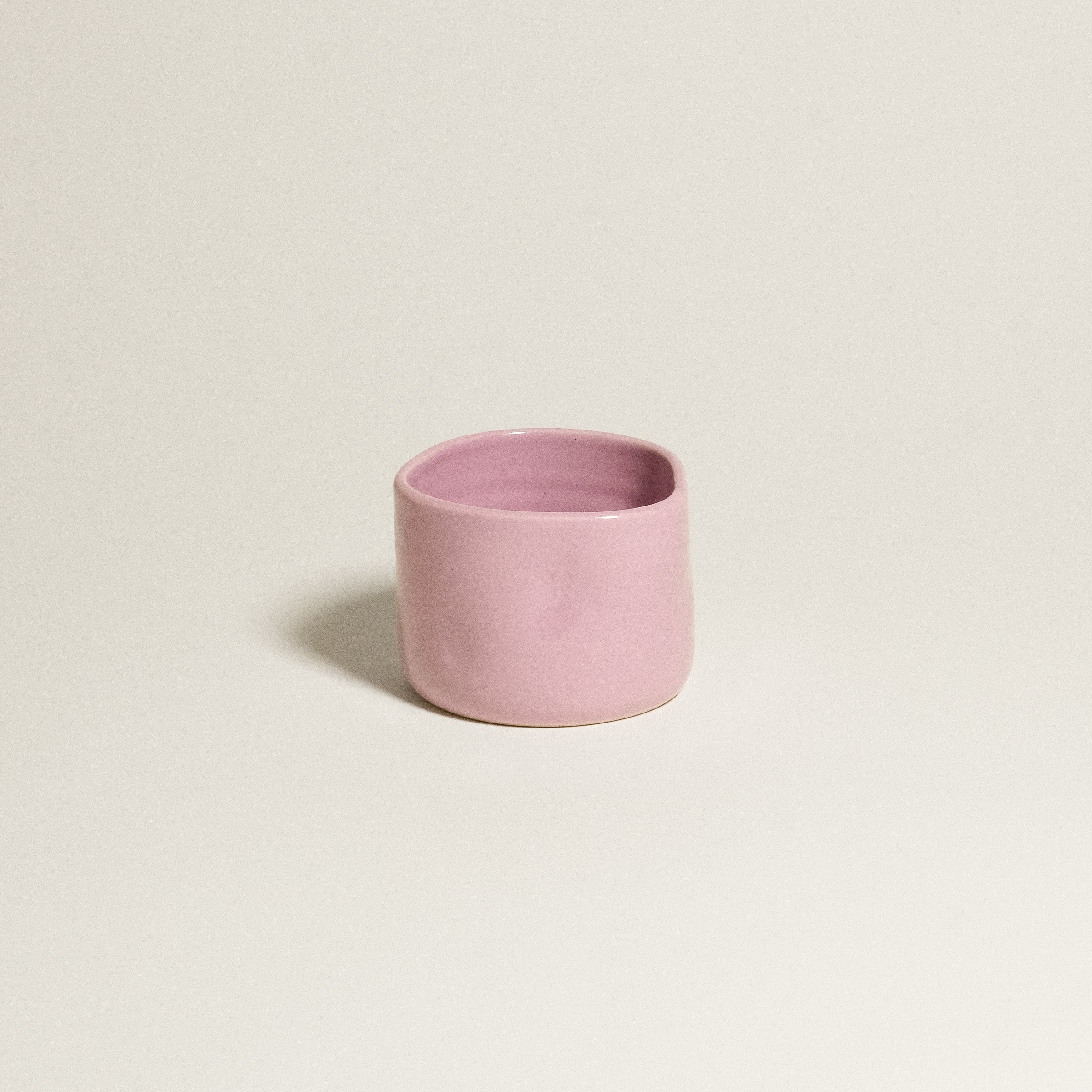 Hojicha Cup – Pink made of grey stoneware clay with a glossy pink glaze, perfect for serving iced Hojicha.