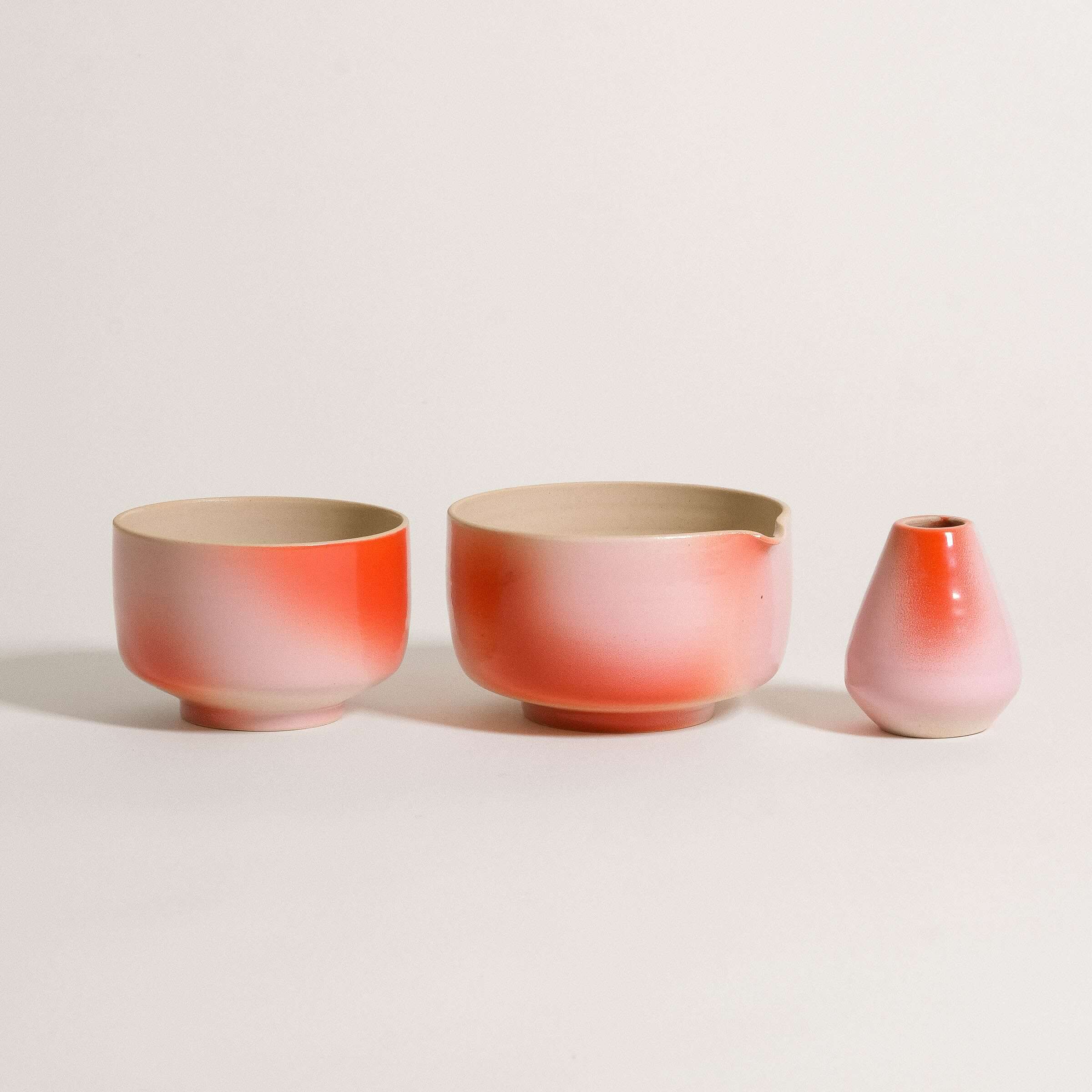 Matcha Set – Gradient - Organic Ceremonial Matcha Supreme featuring hand-glazed bowls in soft pink and red shades.