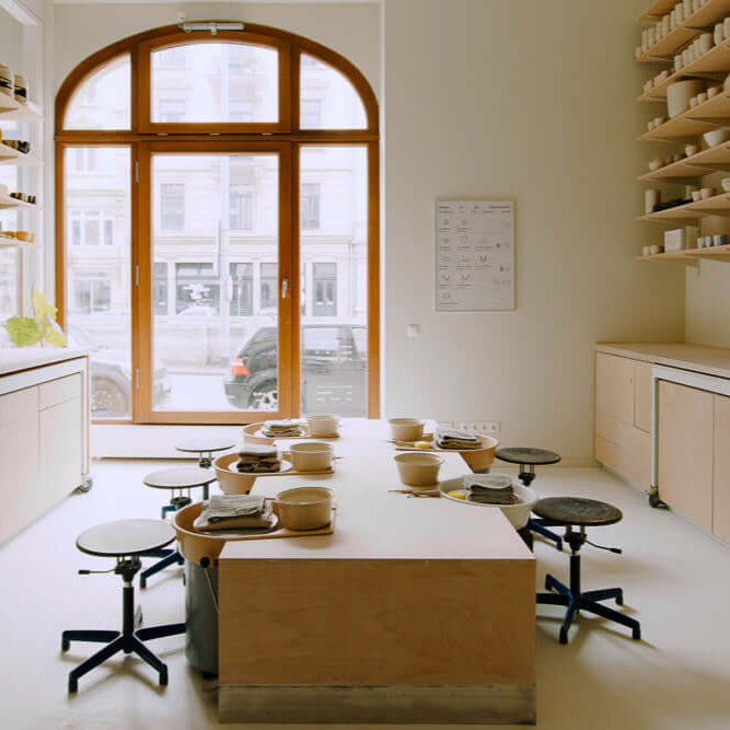 Wochenend Töpferkurs mit Viola – Töpferatelier mit Tischen und Stühlen für kreatives Arbeiten.