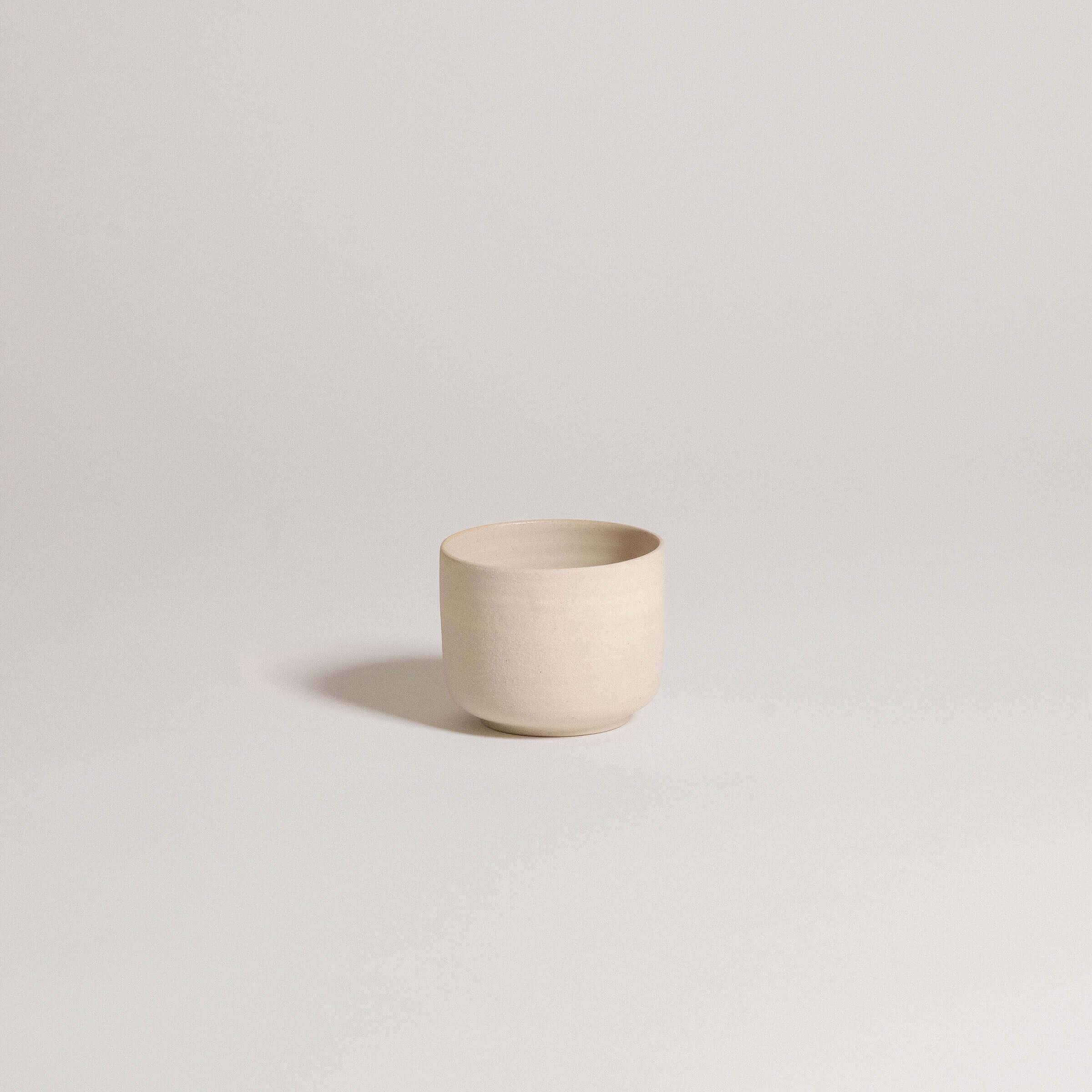 Set of 4 espresso cup Nomi Creme, grey stoneware clay with glossy interior and raw exterior finish.