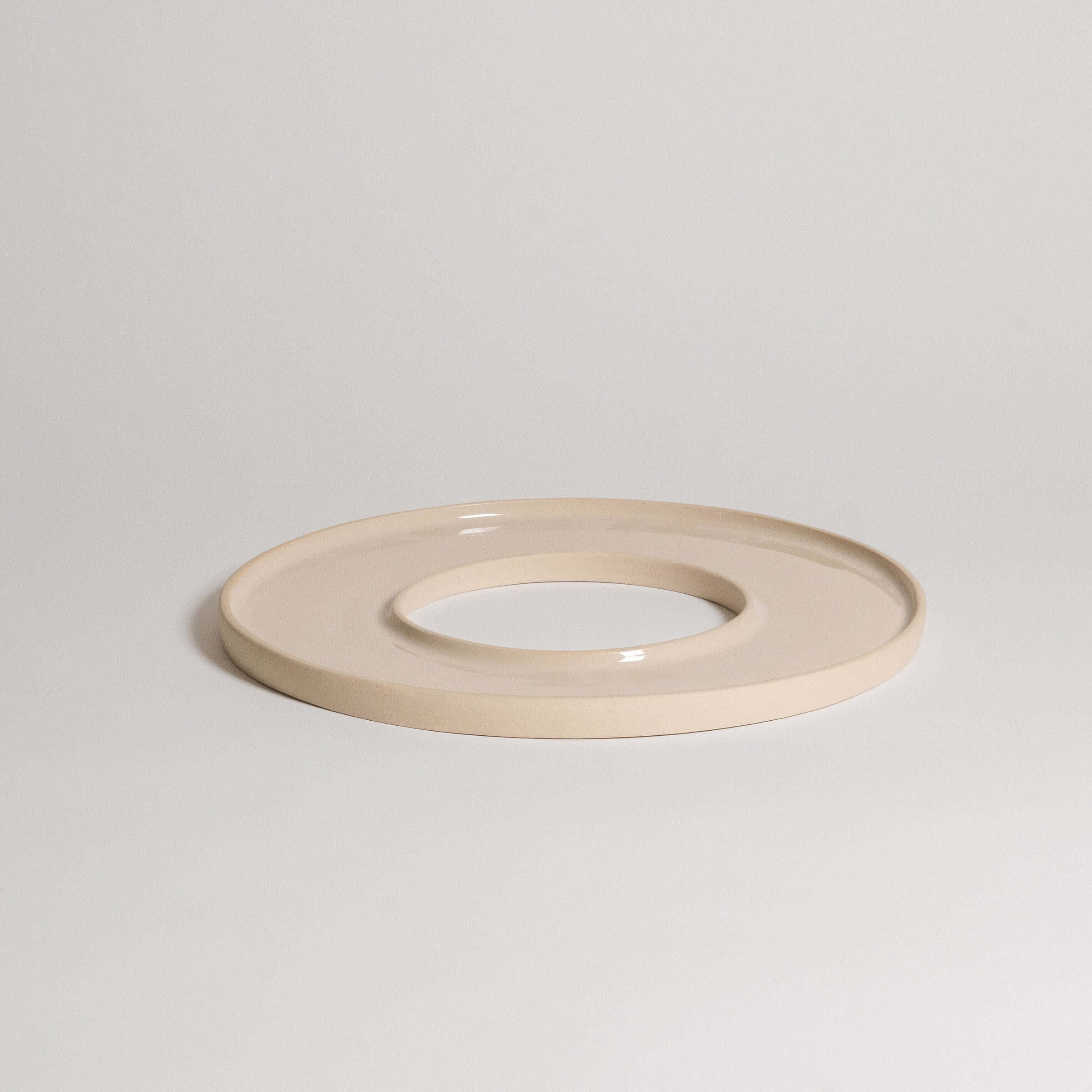 Handgefertigtes Tapas-Tablett in Creme, aus grauem Ton und lebensmittelechten Glasuren gefertigt.