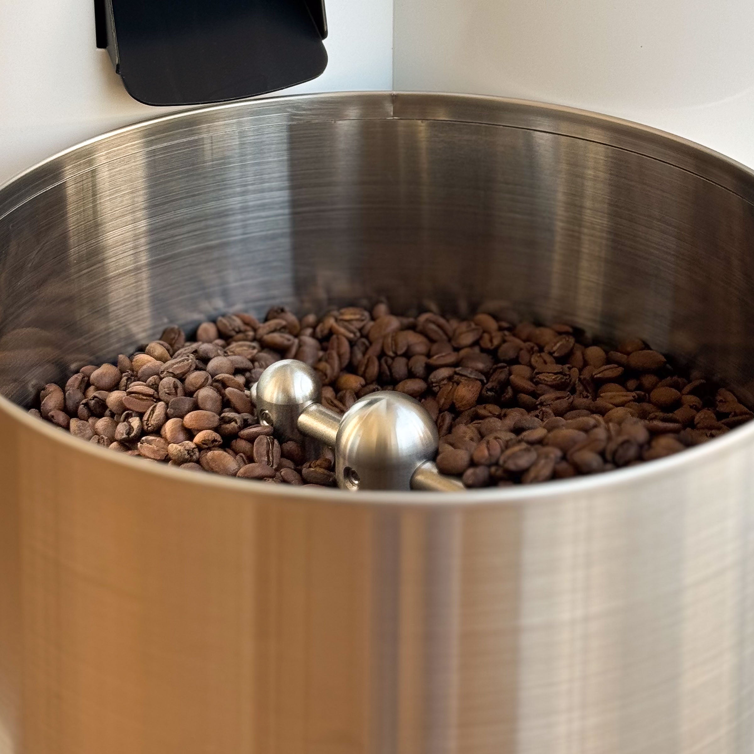 Sandbox Coffee Kollaboration - Eine Edelstahlbehälter mit frisch gerösteten Kaffeebohnen.