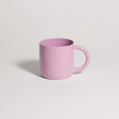 Big Mug – Pink in soft pink stoneware with a smooth, glossy finish, ideal for warm drinks.