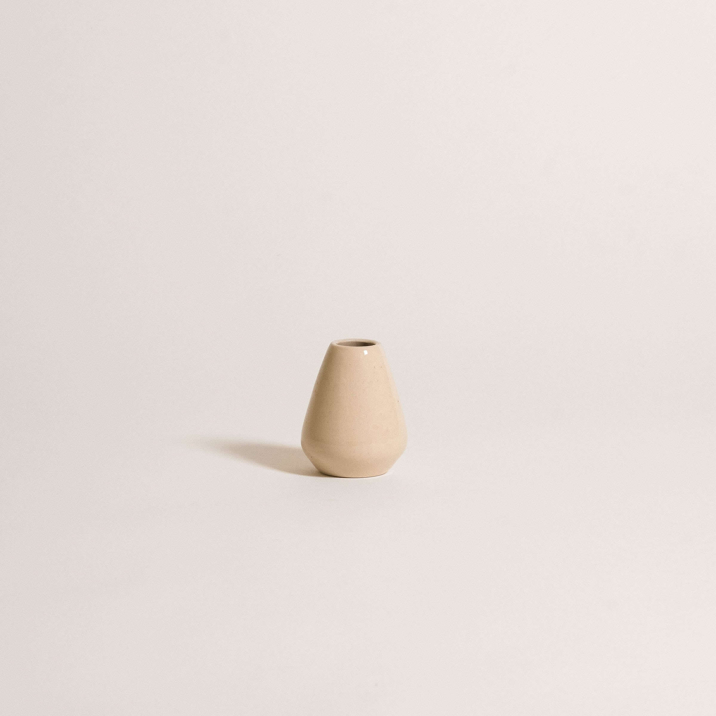 Matcha Set – Classic ceramic whisk holder in a simple beige design, perfect for storing matcha preparation tools.