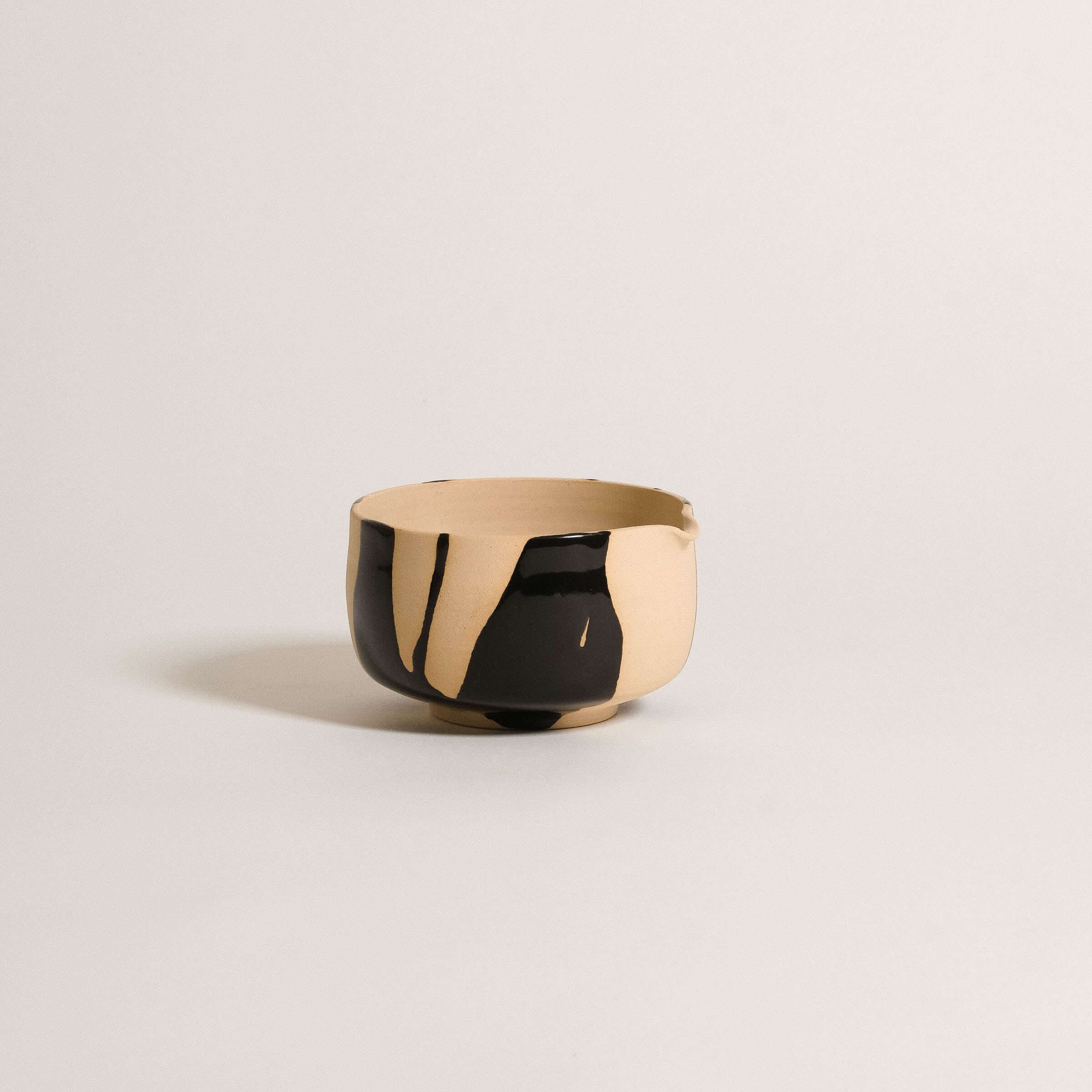 Matcha Set – Classic includes a handcrafted partially glazed pouring bowl in stylish black and beige.