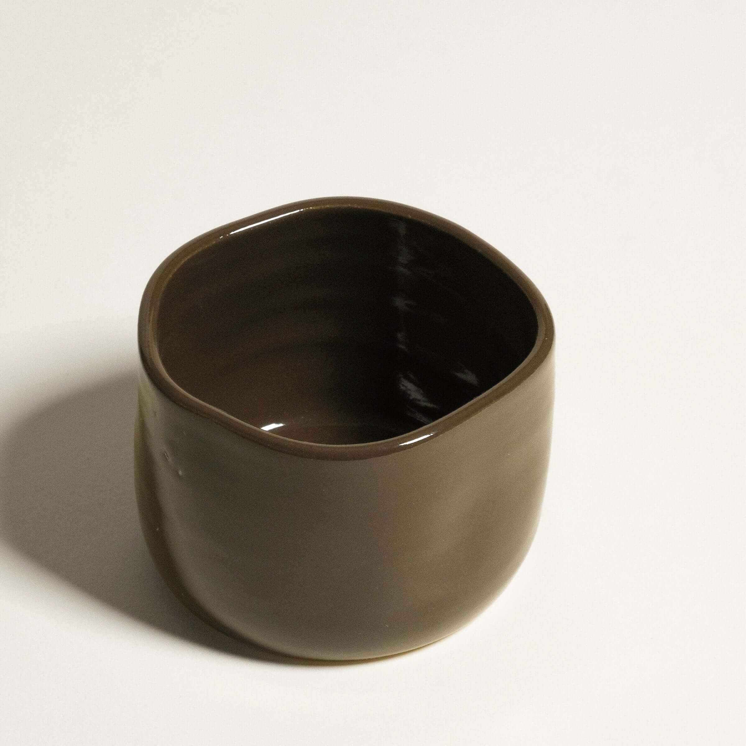 Hojicha Set - 2 Cups & Hojicha Tin 30g comprises a handcrafted brown cup, showcasing exquisite craftsmanship.