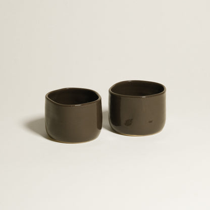 Hojicha Cup – Brown, crafted from grey stoneware with a glossy brown glaze, perfect for iced Hojicha.