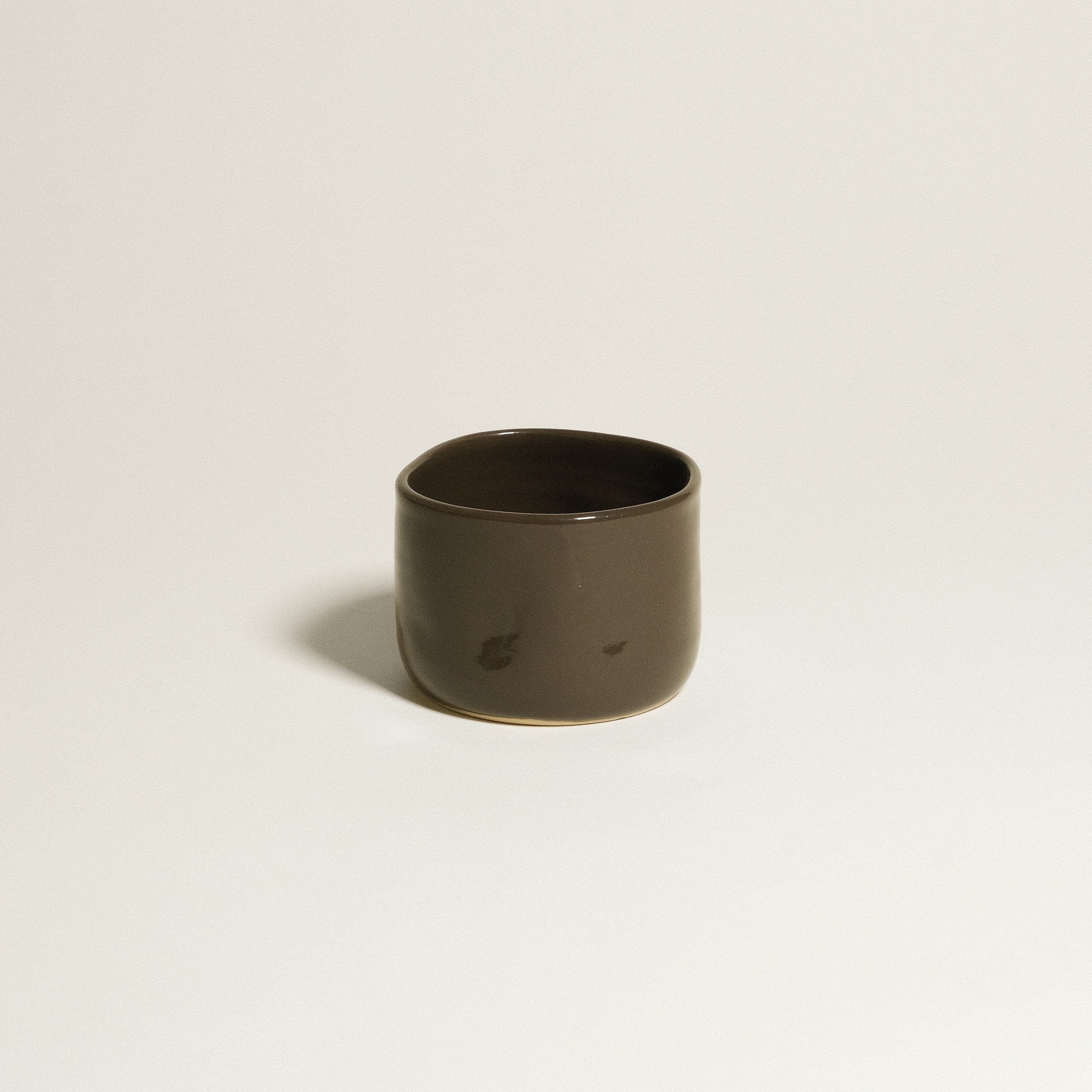 Hojicha Cup – Brown made of grey stoneware clay with a glossy brown glaze, perfect for iced drinks.
