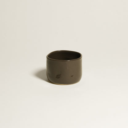 Hojicha Cup – Brown made of grey stoneware clay with a glossy brown glaze, perfect for iced drinks.