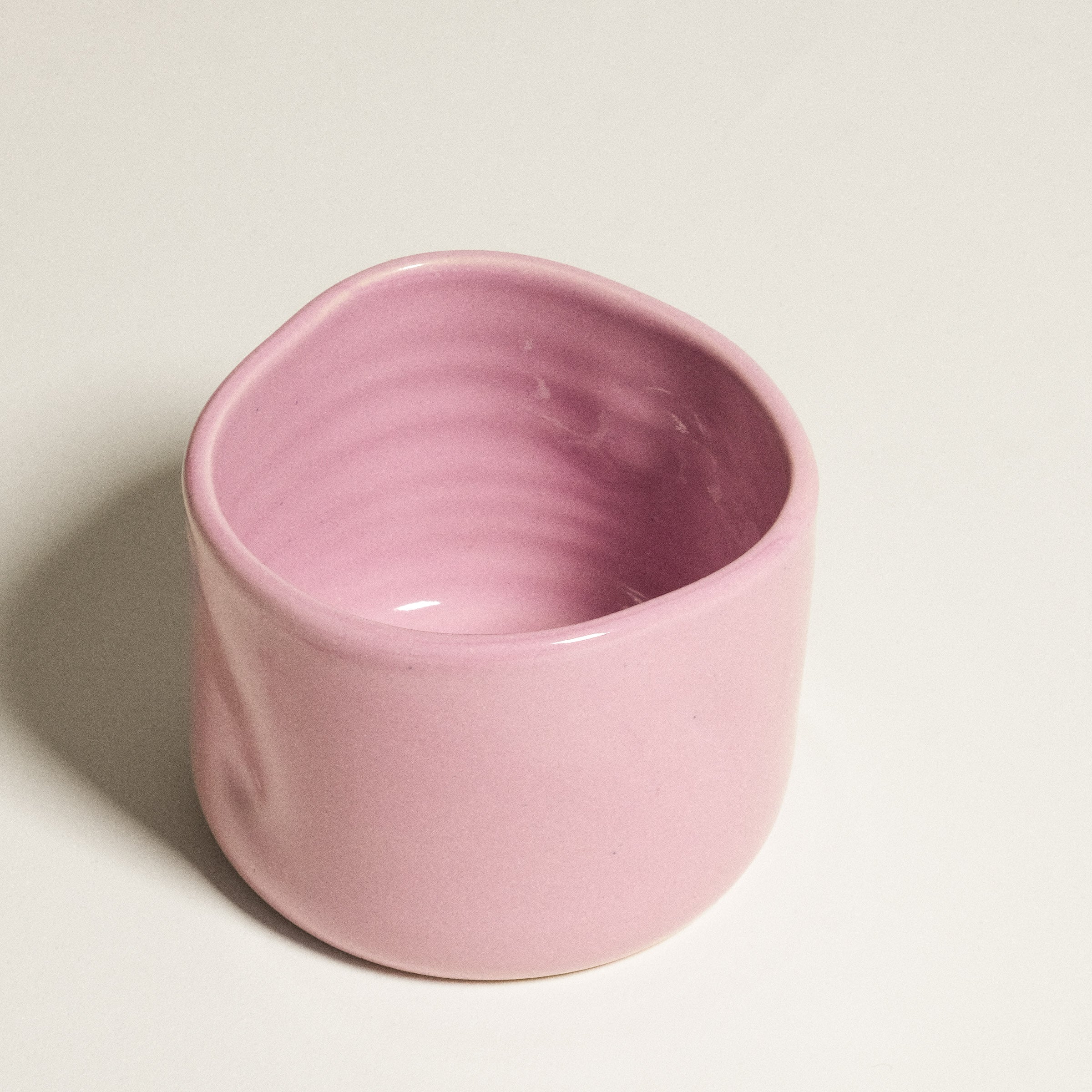 Hojicha Cup – Pink made from stoneware with glossy pink glaze, perfect for enjoying iced Hojicha.