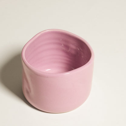 Hojicha Cup – Pink made from stoneware with glossy pink glaze, perfect for enjoying iced Hojicha.