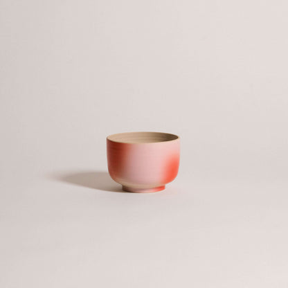 Matcha cup in grey stoneware with a pink and red gradient, perfect for iced matcha or warm drinks.