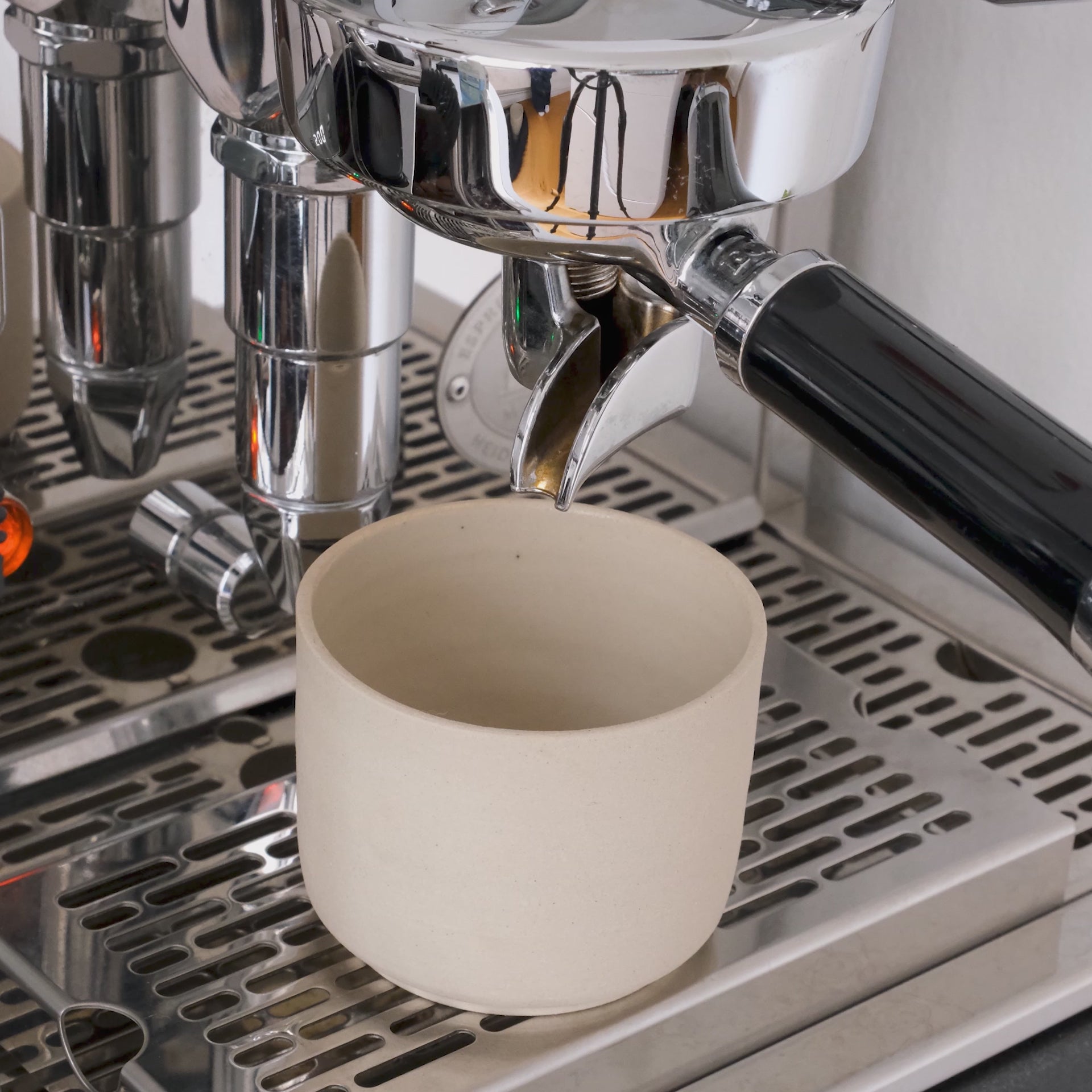 Video laden: Kaffeebecher - Nomi Creme