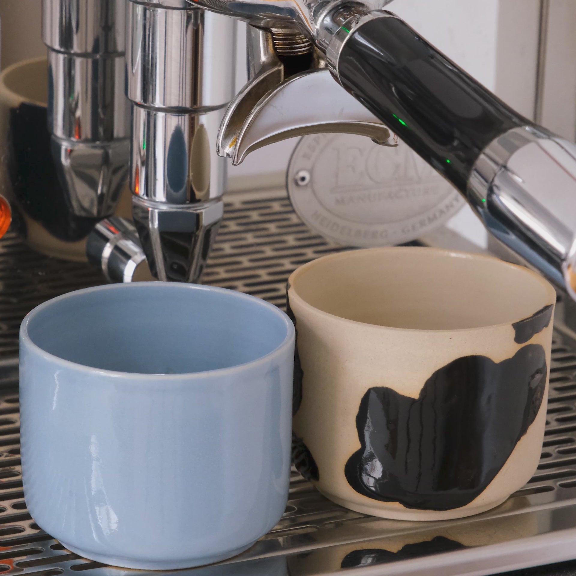 Video laden: Kaffeebecher - Nomi Eisblau