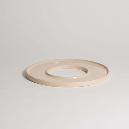 Handgefertigtes Tapas-Tablett in Creme, aus grauem Ton und lebensmittelechten Glasuren gefertigt.