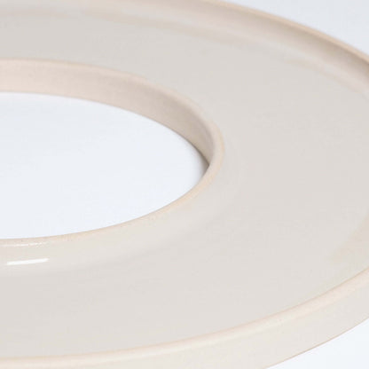 Handgefertigtes Tapas-Tablett in Creme mit glänzender Glasur und rohem Ton außen.